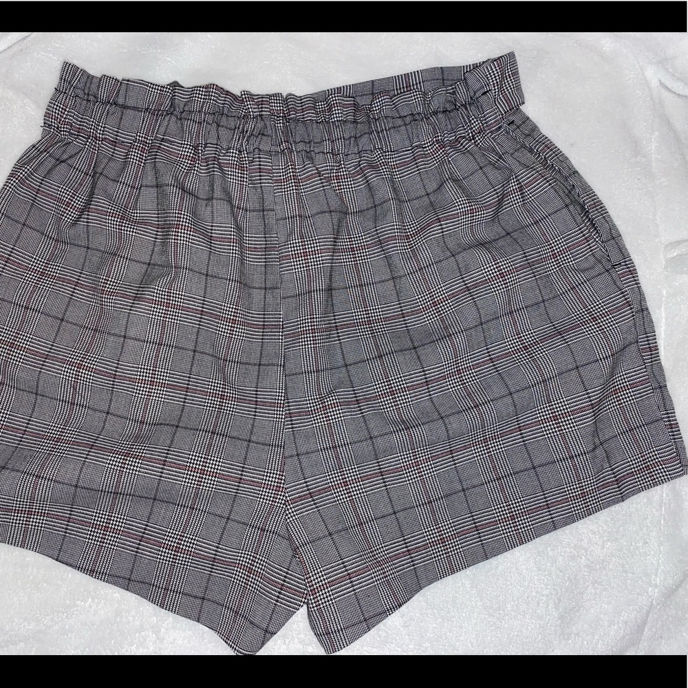 H&M Women’s Dark Grey Plaid Shorts - Picture 3 of 10
